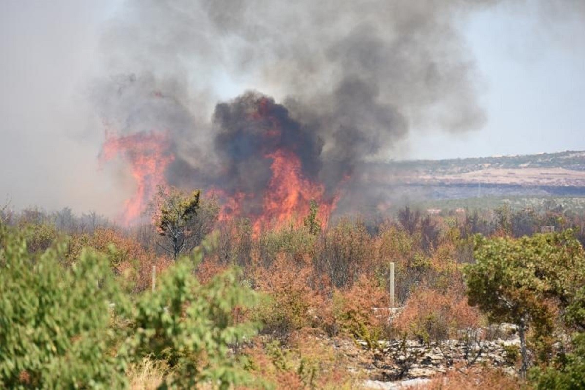 U Dicmu izgorjela stara kuća puna otpada