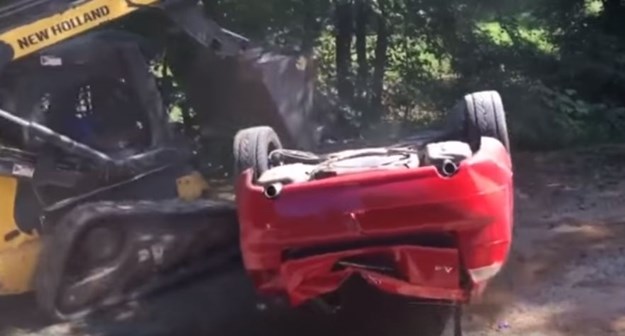 VIDEO Radila je nešto što nije smjela: Bagerom potpuno uništio automobil svoje kćeri