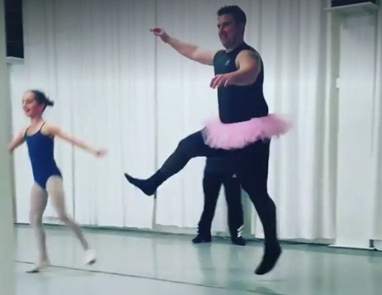 Tatica u suknjici: Očevi se pridružili kćerima na satu baleta i nasmijali cijeli svijet