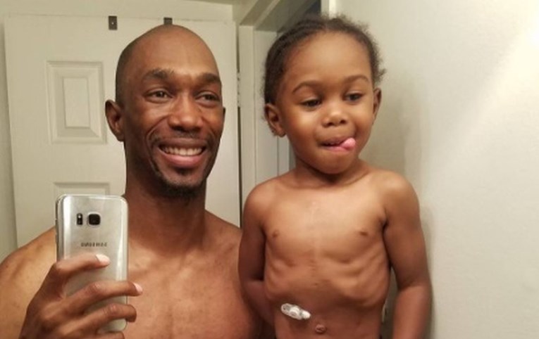 Fotografija oca i sina postala viralni hit zbog predivnog razloga: "Nikad se neće boriti sam"