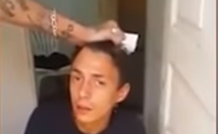 VIDEO Tattoo majstor uhvatio tinejdžera u krađi i na čelo mu istetovirao poruku
