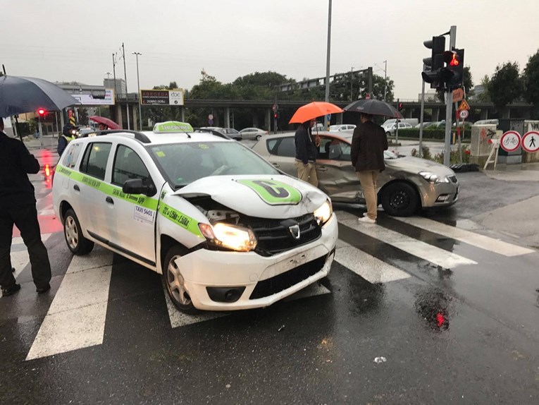 Prometna nesreća u Zagrebu, auto udario u taksi
