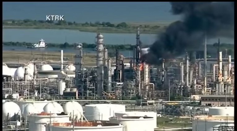 U rafineriji u Teksasu došlo do eksplozije i golemog požara