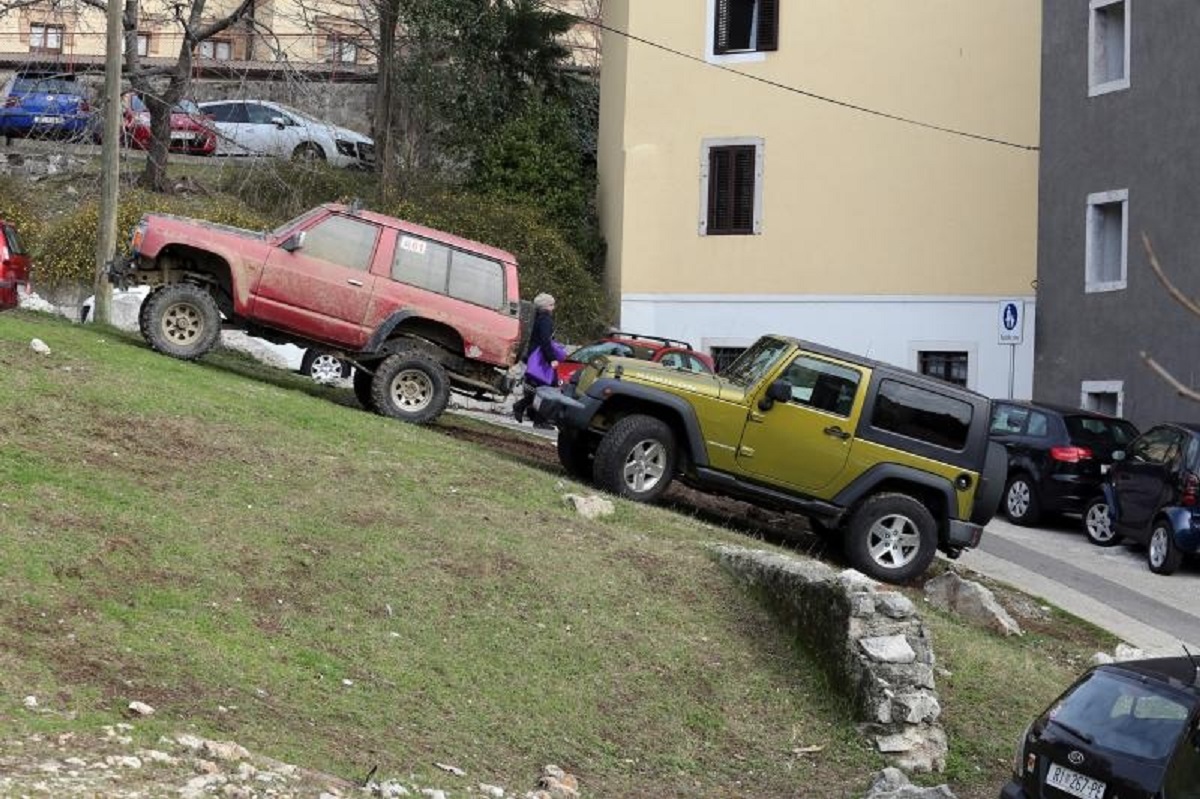 FOTO Bahati vozači terenaca automobile ostavili na zelenoj površini, ovo izgleda užasno
