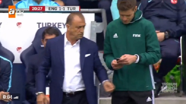 VIDEO Pogledajte kako je Fatih Terim upozorio četvrtog suca da je Turska grubo oštećena