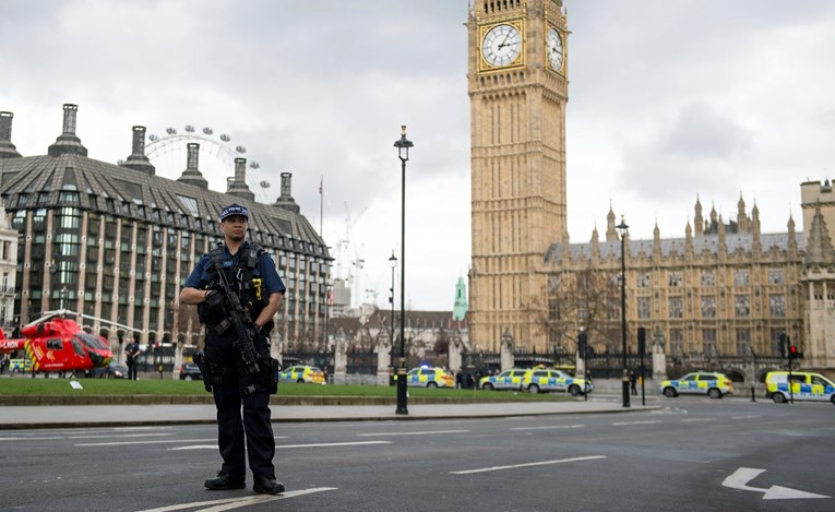Tri žene u Velikoj Britaniji optužene za terorizam
