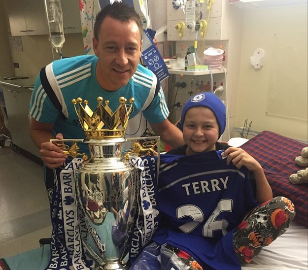 Terry donio pehar prvaka u bolničkom sobu malom navijaču koji se bori s leukemijom