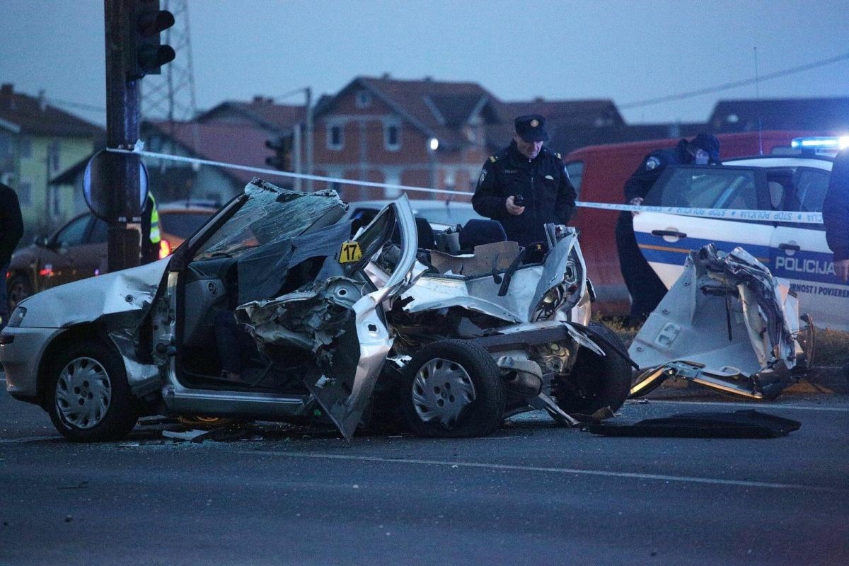 FOTO Teška nesreća na Slavonskoj: Sudarili se auto i kamion, poginula jedna osoba, promet paraliziran