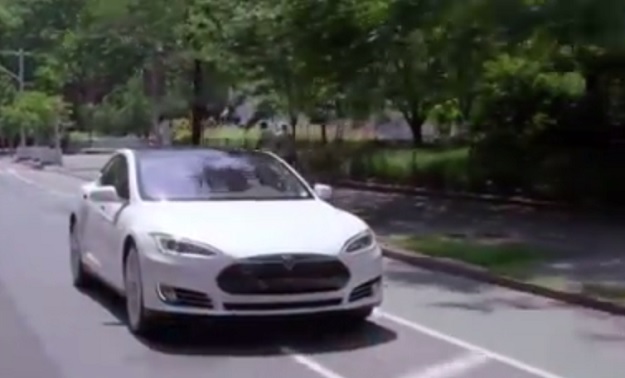 Vozač testirao autopilot Tesle i poginuo: Kamere nisu prepoznale prikolicu, kočnice otkazale