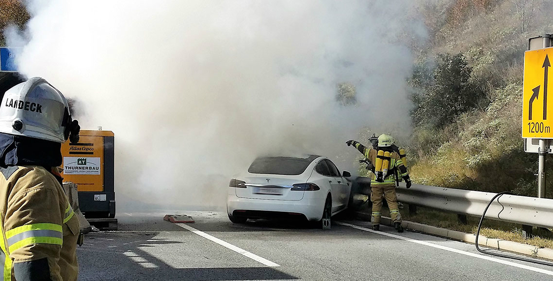 VIDEO Ovako se gasi Tesla u plamenu