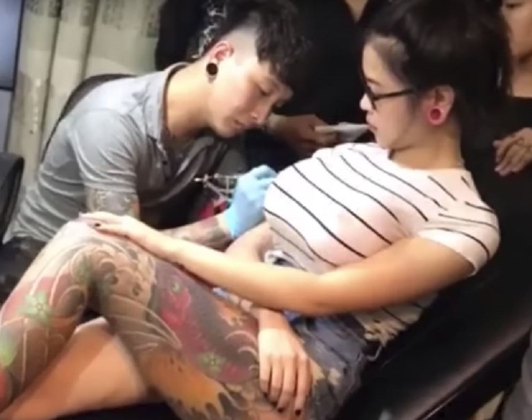 VIDEO Ženi "eksplodirale" ogromne grudi tijekom tetoviranja