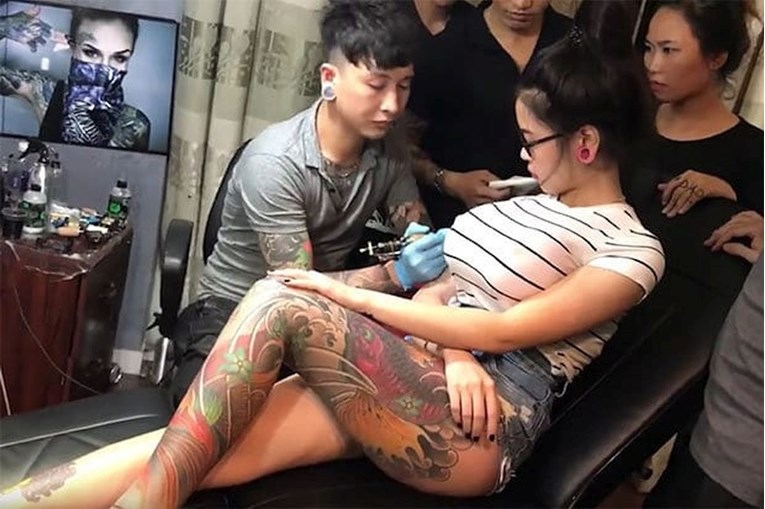 VIDEO Tijekom tetoviranja "eksplodirale" joj ogromne plastične grudi