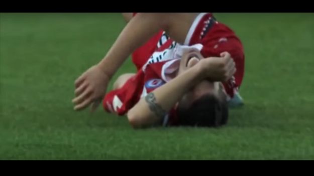 Uznemirujući video: Tevez slomio nogu suparniku