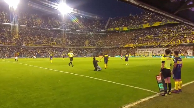 VIDEO Ovo nije ni Maradona doživio: Zbog Teveza cijela je Bombonera plakala i klanjala se legendi