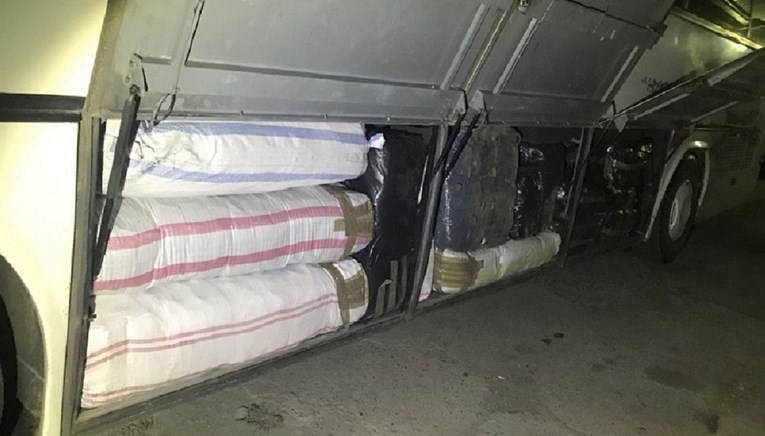 Autobusom u Srbiji prevozio više od 32.000 komada krijumčarene odjeće
