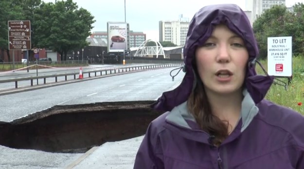 Dvanaest metara duboka rupa stvorila se na ulici usred Manchestera
