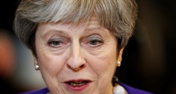 Theresa May popustila zagovornicima odlučnijeg Brexita