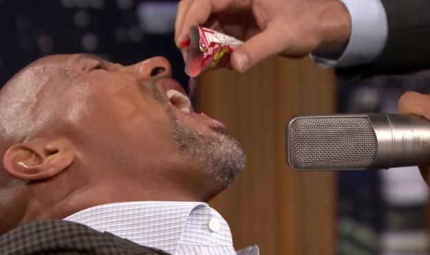 VIDEO The Rock popustio i nakon 27 godina pojeo prvi slatkiš, pogledajte kako je reagirao