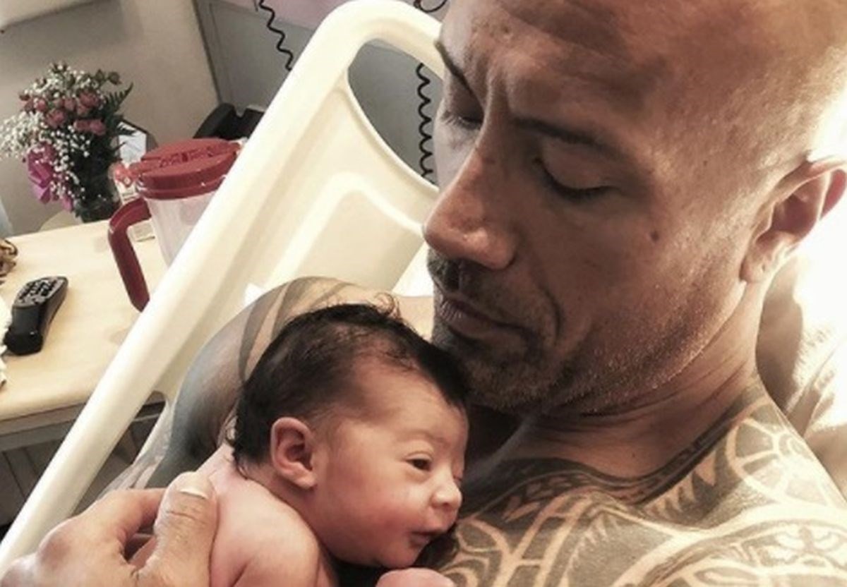 Fotka od tri milijuna lajkova u sat vremena: The Rock dobio kćer