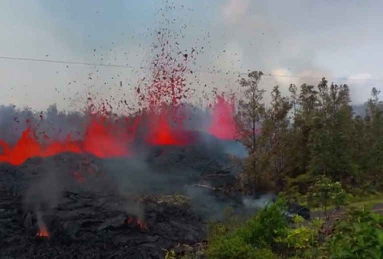 Nakon erupcije vulkana rijeka lave teče otokom na Havajima