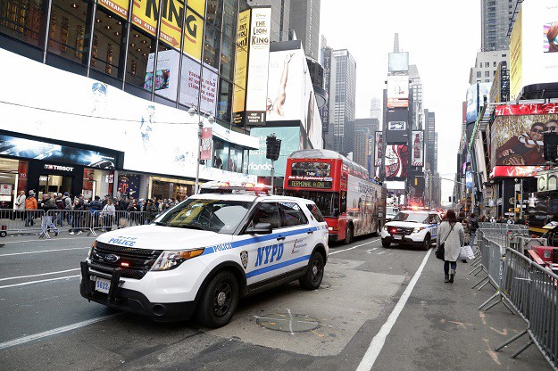 VIDEO U New Yorku milijuni ljudi slavili okruženi prstenom od 65 kamiona s pijeskom