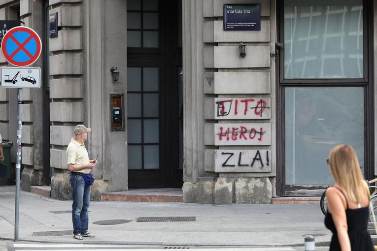 FOTO "Tito heroj zla": Prepucavanje se iz Skupštine preselilo na ulice