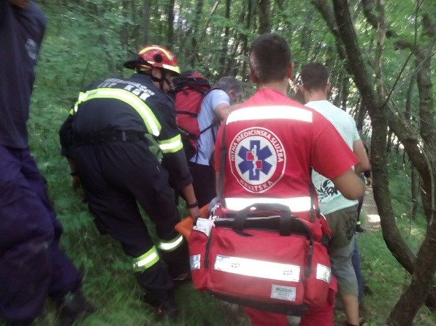Teška nesreća na Krku: Pao sa stijene, partnerica ga spasila bacivši se pod njega