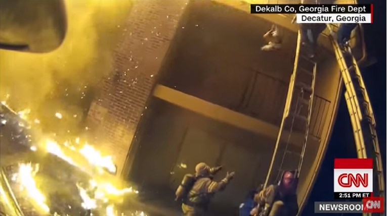 Vatrogasac u SAD-u uhvatio dijete bačeno s trećeg kata zgrade u plamenu, pogledajte snimku