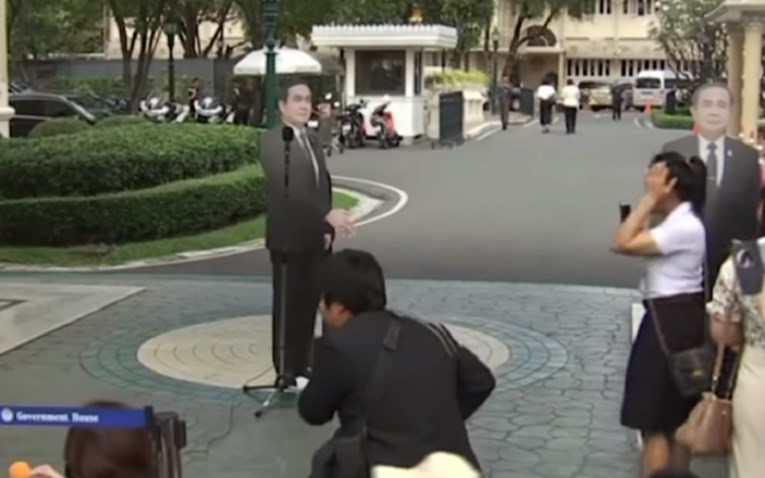 VIDEO Tajlandski premijer pred novinare donio kartonskog sebe: "Ispitujte tog tipa"
