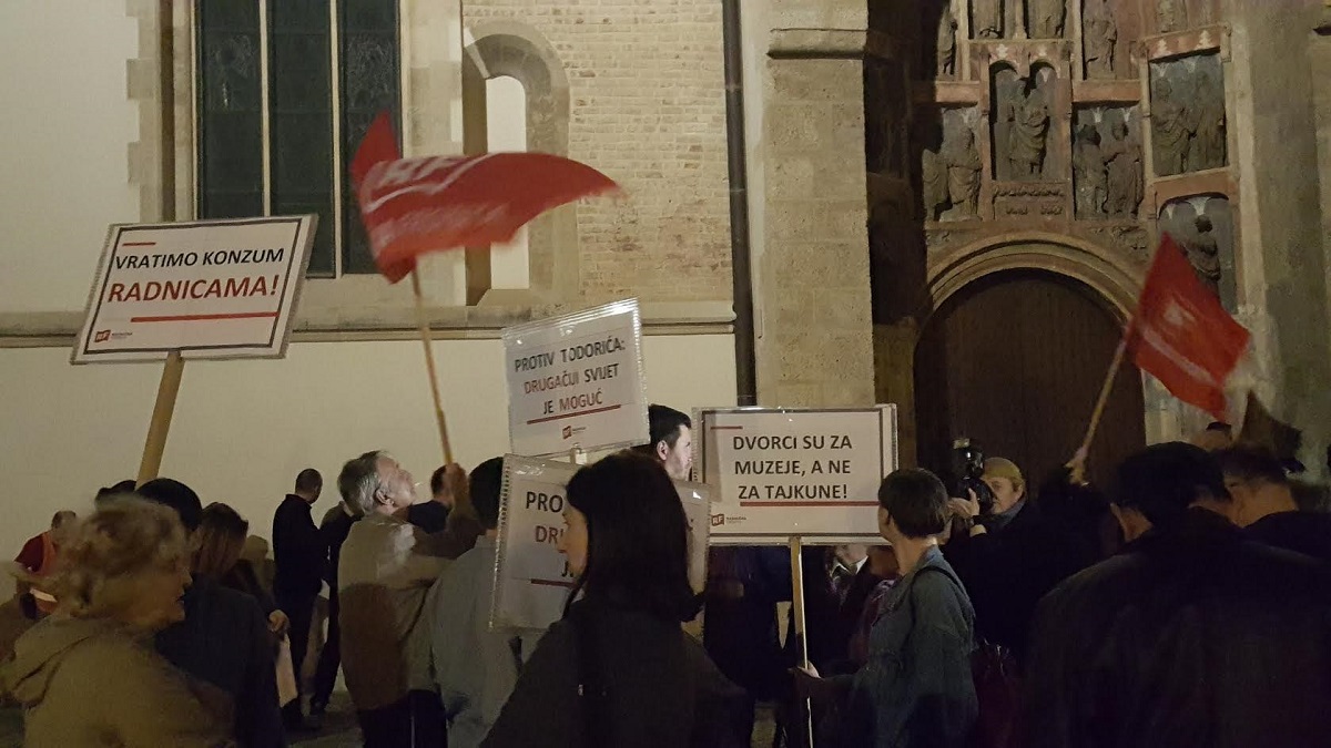 FOTO, VIDEO Na Markovom trgu protiv Todorića prosvjedovalo stotinjak ljudi, vikali "zatvor, zatvor"
