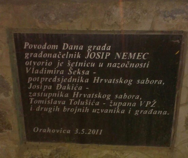 FOTO Ploča na ambulanti nije jedina: Tolušić ima pravu kolekciju spomen ploča sa svojim imenom