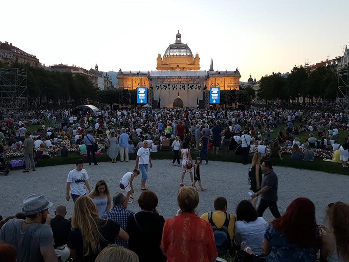 UŽIVO Spektakl na travi: Gledajte i slušajte "Eru s onoga svijeta" na Tomislavcu