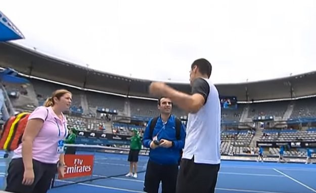 Australski tenisač hrvatskog porijekla snimljen kako najavljuje predaju meča