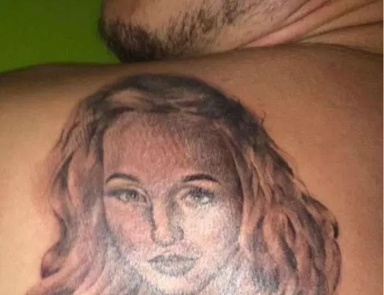 FOTO Mladić tetovirao topless portret svoje djevojke na leđa, vrlo brzo je požalio