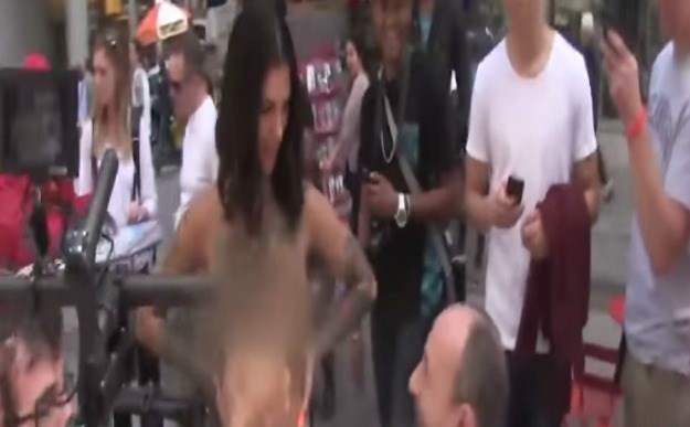 Porno-glumica u toplessu prošetala gradom, ali ne bez razloga (18+)