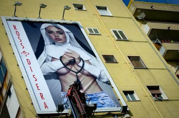 Časna sestra u toplesu glavna je tema u gradu, a Papa samo što nije stigao