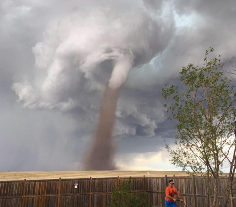 Nećete vjerovati što ovaj tip radi dok tornado iza njega ruši sve pred sobom