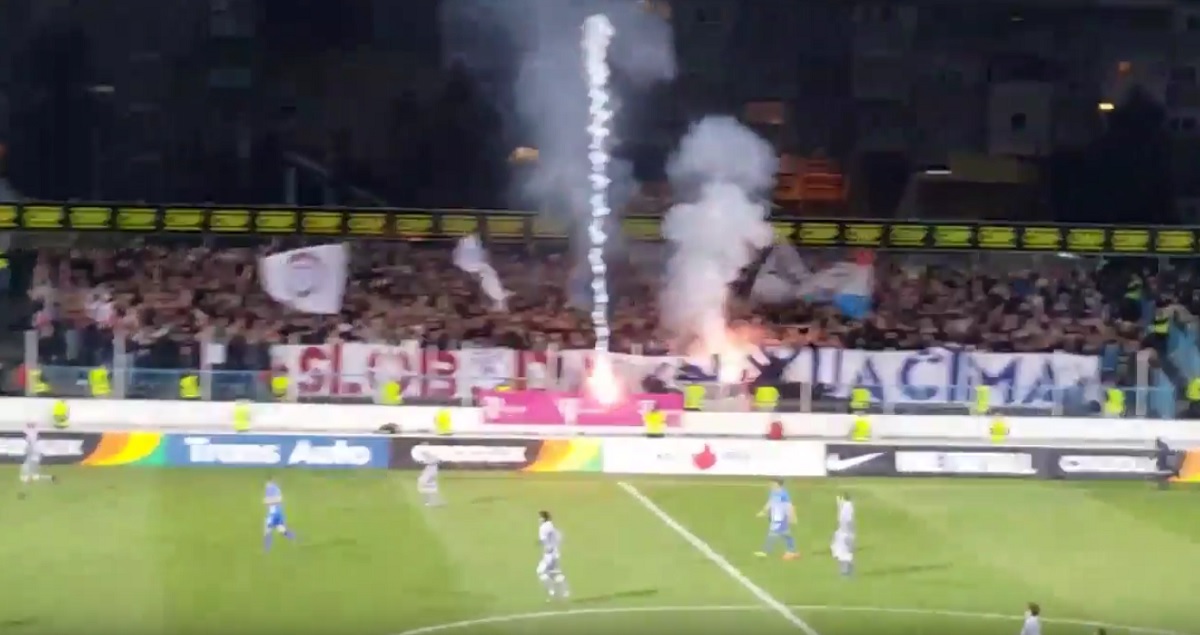 BIT ĆE OPET KAZNI Torcida se kontrolirala sat vremena pa bacila baklje u teren