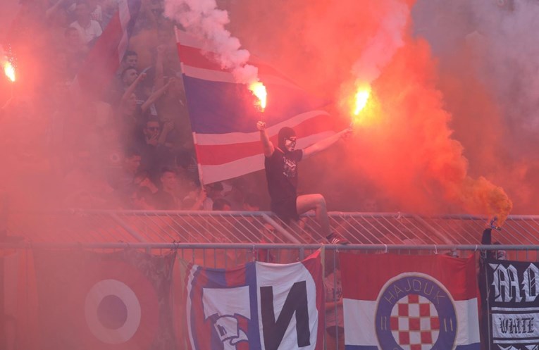 Hajduk teško kažnjen zbog 50 baklji i zapaljenih sjedalica