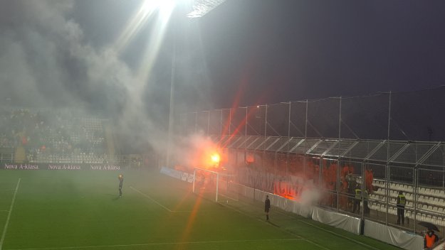 Pogledajte kako je Torcida u zatvoreničkim odijelima prosvjedovala protiv kaveza na Rujevici