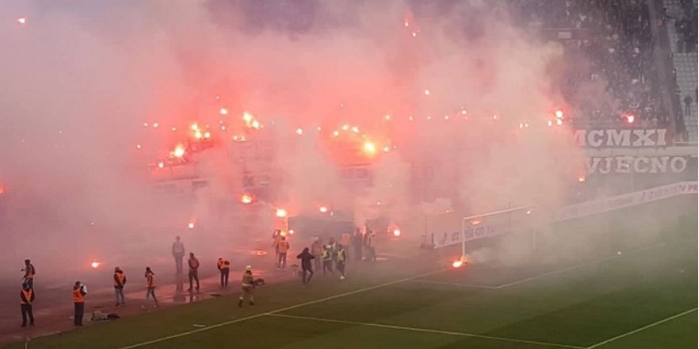 Torcida prekinula derbi i poručila Miškoviću i ekipi: "Hanženković vas čeka u paklu"