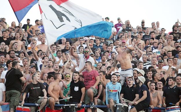 I Hajduk strepi: Među Torcidom zastava sa slovom "U"