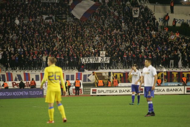 VIDEO Torcida umjesto baklji bacala cvijeće