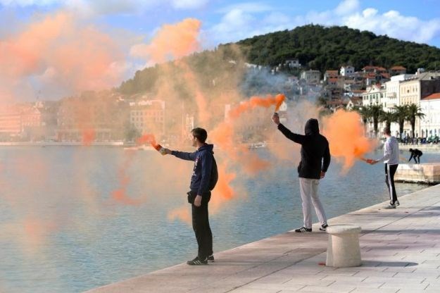 FOTO, VIDEO Čestitke Hajduku iz cijelog svijeta, Torcida "zapalila" i more