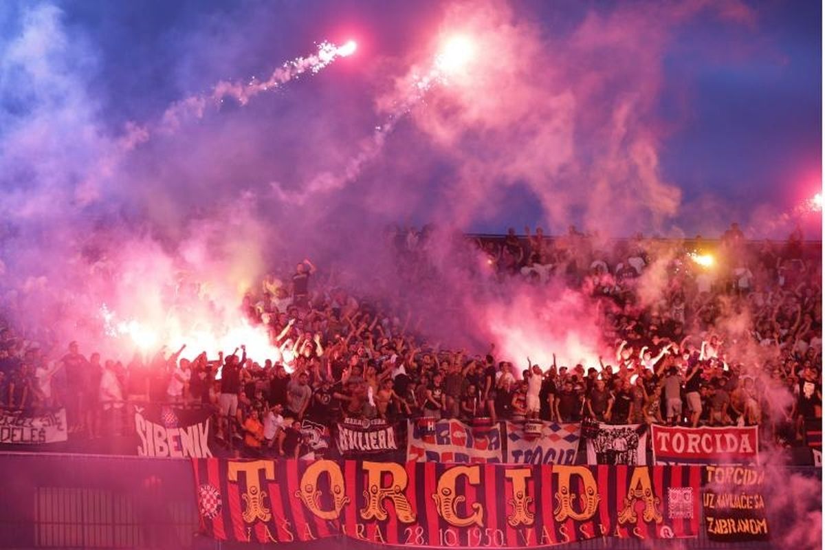 POGLED S TRIBINE Torcida i Boysi zapalili Maksimir