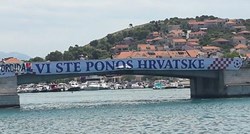 Torcida doradila transparent "Vi ste ponos Hrvatske" na Čiovskom mostu