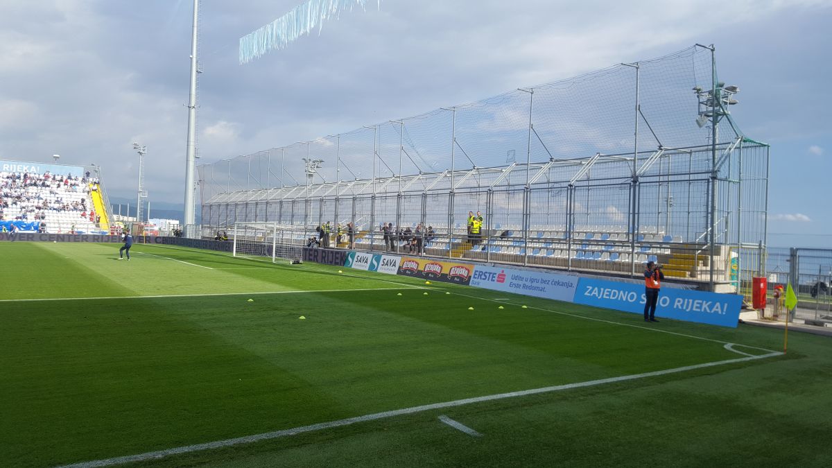 TORCIDA BOJKOTIRA DERBI Stiglo ih je samo osam i postavili su ovaj transparent