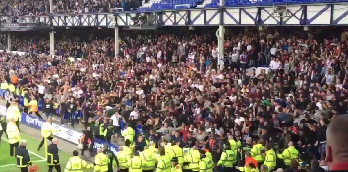 ENGLEZI SNIMILI TEŠKO DIVLJANJE TORCIDE Nasrću na zaštitare, gađaju stolicama i ruše stadion