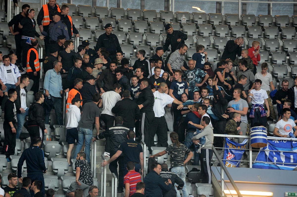 RUŽNE SCENE IZ VIŠNJIKA Navijači palili bengalke u dvorani, policija ih rastjerala suzavcem