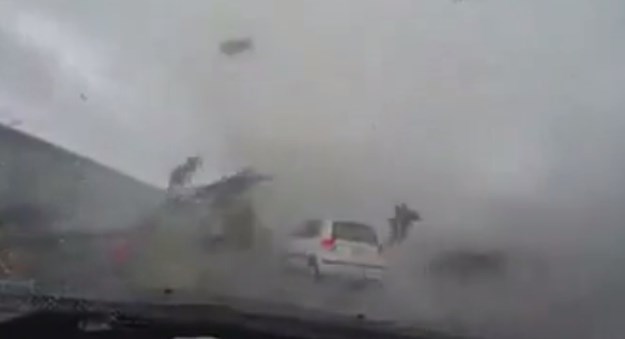 Kakva video snimka: Tajfun automobil nosio zrakom poput pera